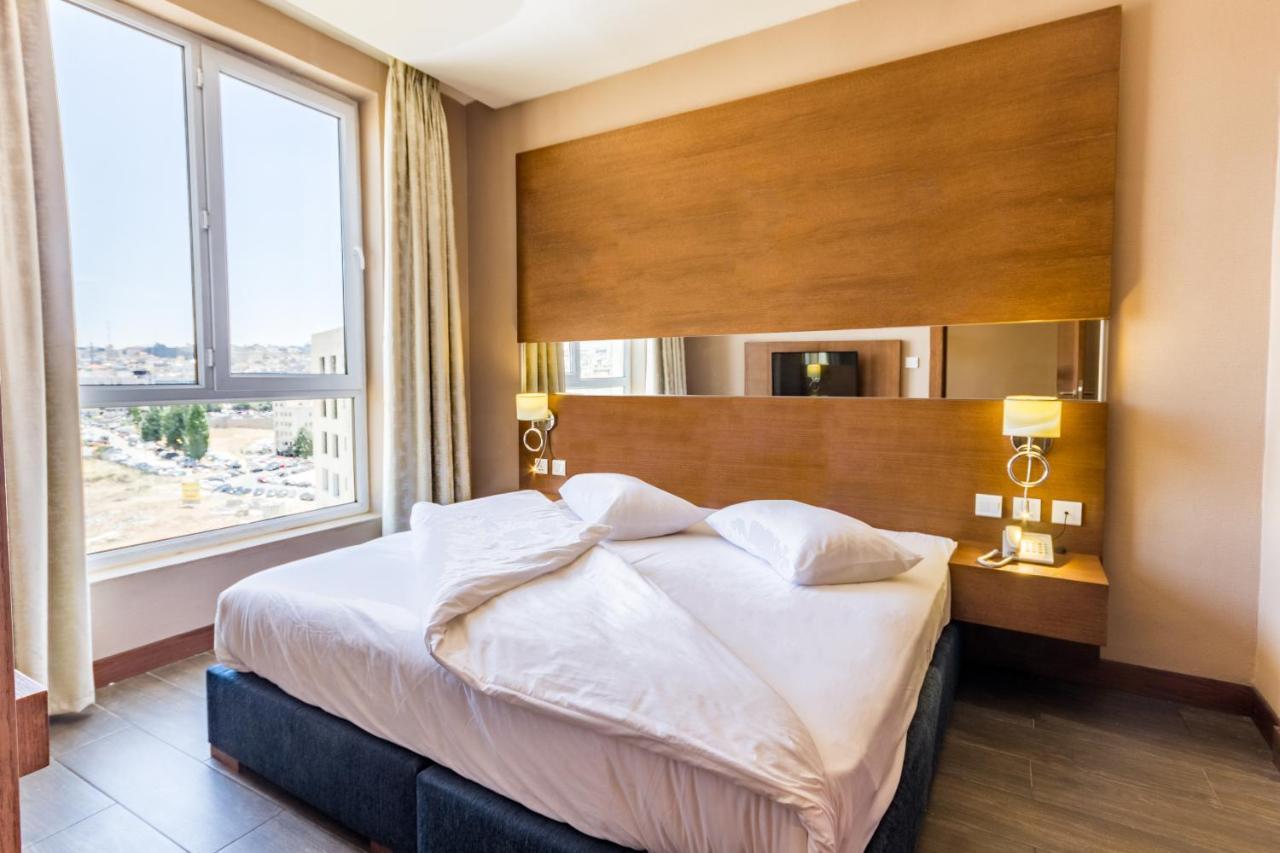 The Seventh Star Hotel Suites Амман Екстер'єр фото