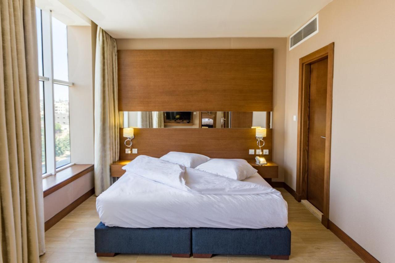 The Seventh Star Hotel Suites Амман Екстер'єр фото