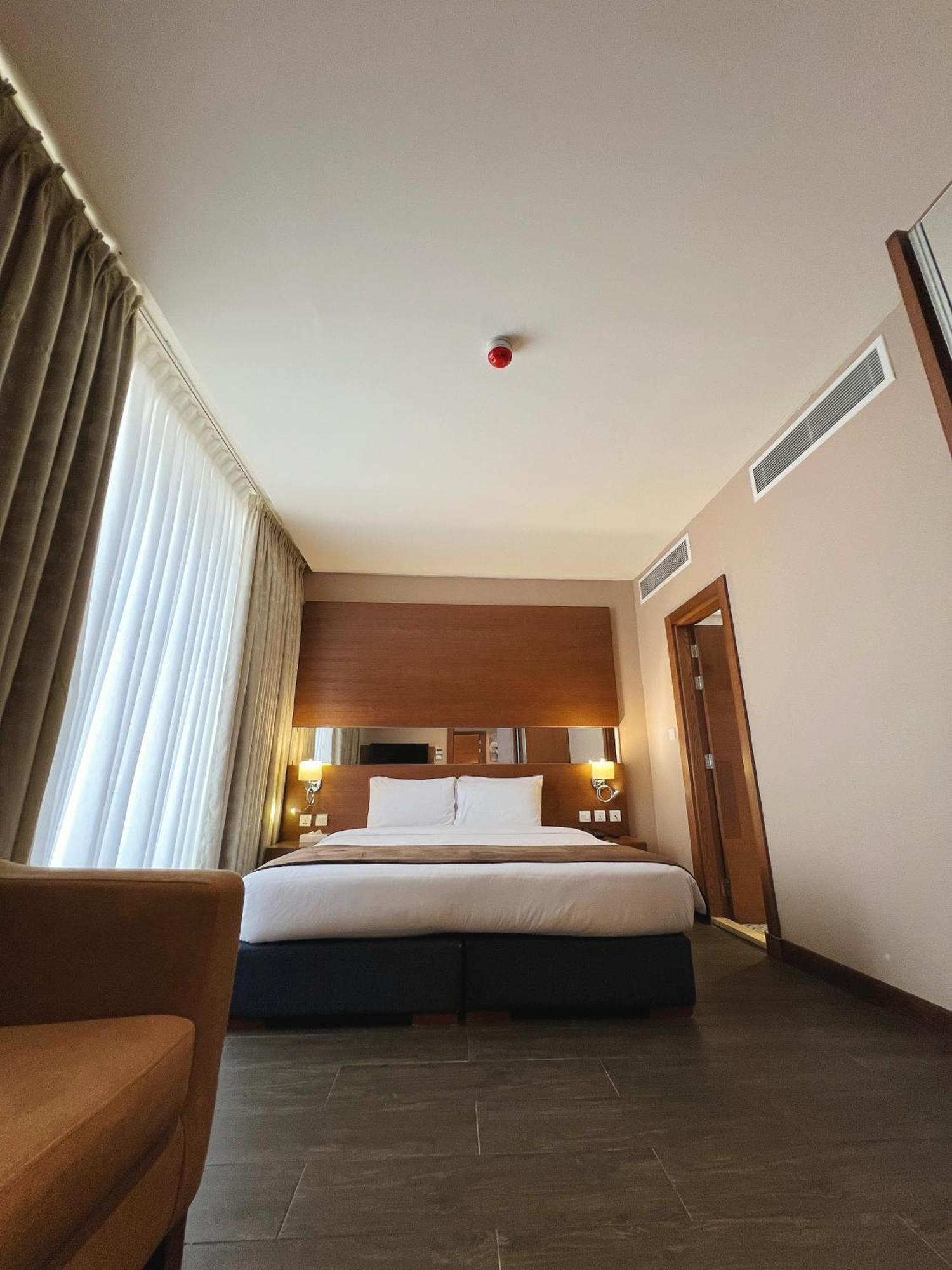 The Seventh Star Hotel Suites Амман Екстер'єр фото